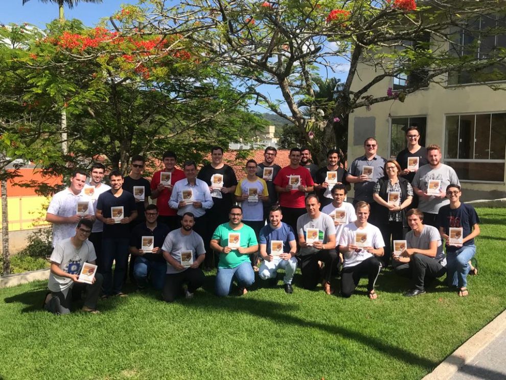 Dom frei Severino Clasen apresenta as Diretrizes da Igreja em Santa Catarina aos seminaristas da filosofia