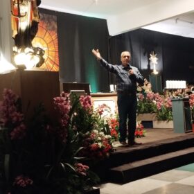 Comunidade conduz pregacão na “Noite Carismática” em Laguna