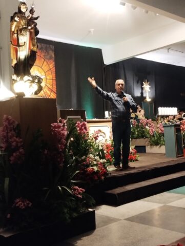 Comunidade conduz pregacão na “Noite Carismática” em Laguna